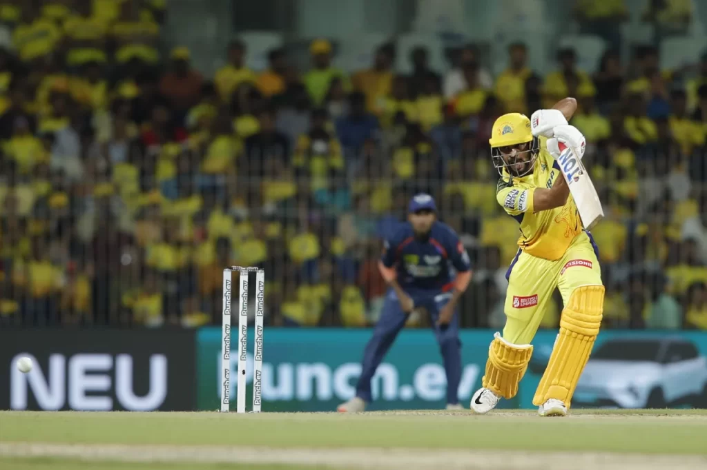 MS Dhoni seen limping in team hotel
